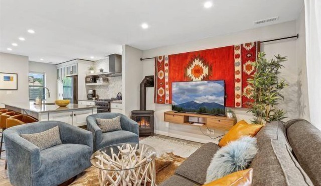 Sleek Chic Mountain Retreat with Loft Studio | HOT TUB | Walk to Downtown & NAU