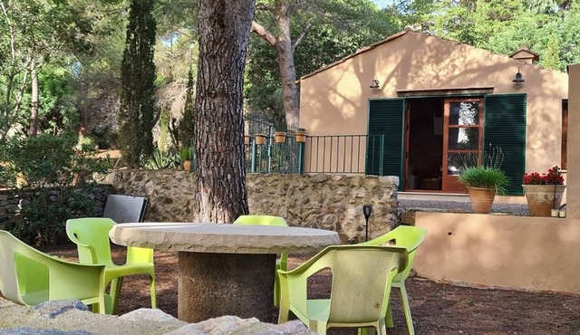 Small and comfortable independent house. Spacious private garden.3 km Valls