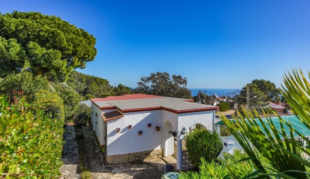 Small house with sea views, terrace, barbecue, communal pool and air conditioning.
