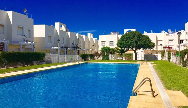 Spacious 2 Bed With Great Pool Near Beach & Golf