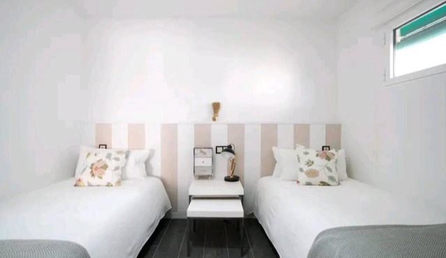 Spacious and Stylish 3 Bedroom Apartment- 4min walk to beach