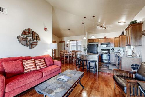 Spacious condo with community pool & hot tub mountain views centrally located
