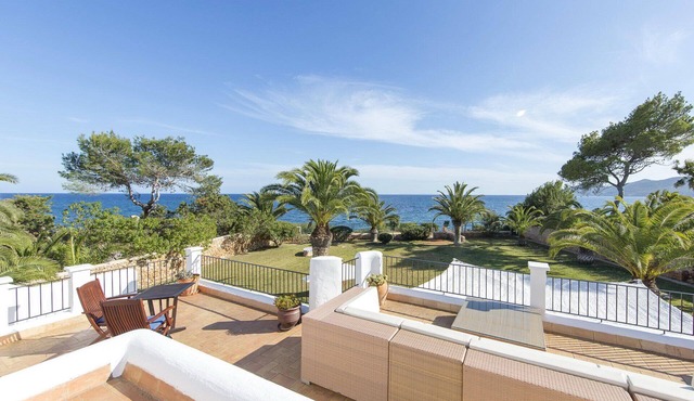 Spacious Seafront Villa with Pool 16 Guests - walk to 2 beaches - majestic views