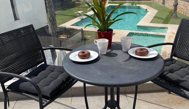 Spacious Villa in Villamartin | Rooftop Terrace | Pool | Walk to Restaurants