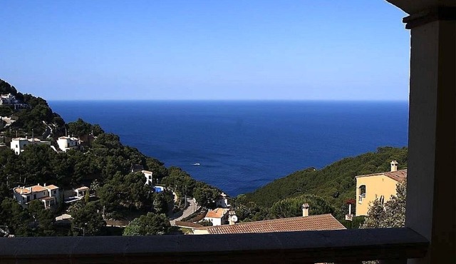 Spacious Villa with Pool, Jacuzzi, Stunningly Situated on the Med