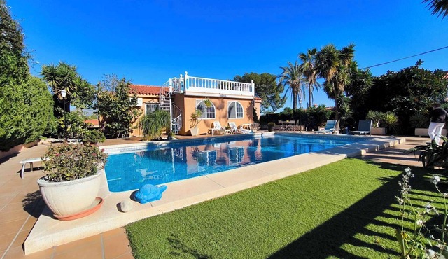 Spanish-style detached villa : Near beach and shops