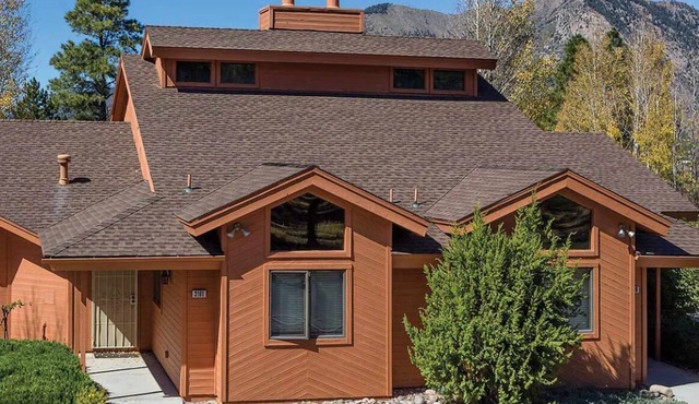 SPECIAL PRICING! 2-bedroom resort in Flagstaff, Arizona with mountain view