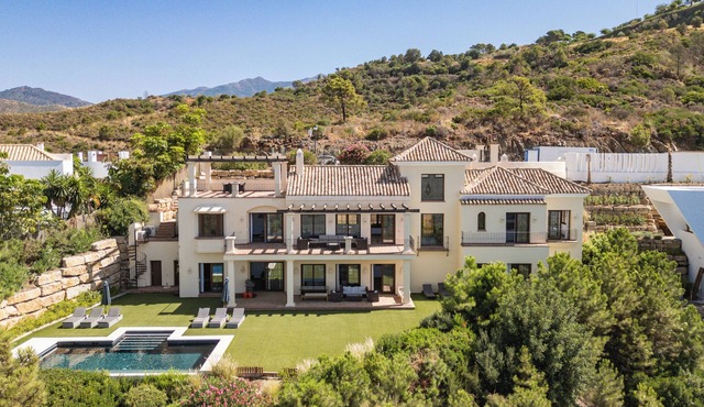 Spectacularly located luxury villa near Marbella - perfect for families