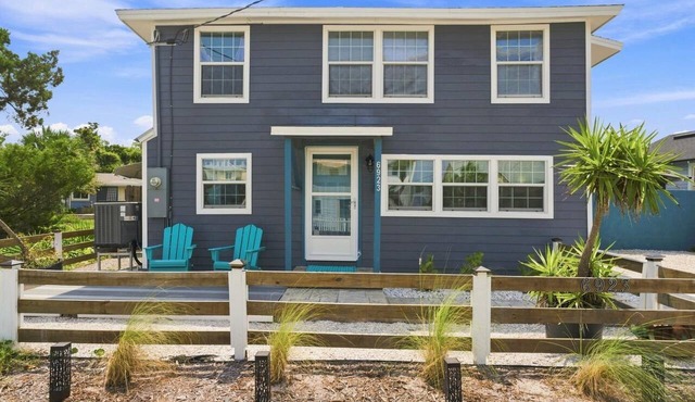 St. Augustine 3-bed, Walk to Beach, Pool, Hot Tub, Tiki & Golf Green in St. Augustine