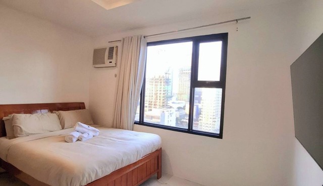 StayLuxia Studio with Kitchen, Sofabed, WiFi, Pool Netflix AC in vibrant Manila
