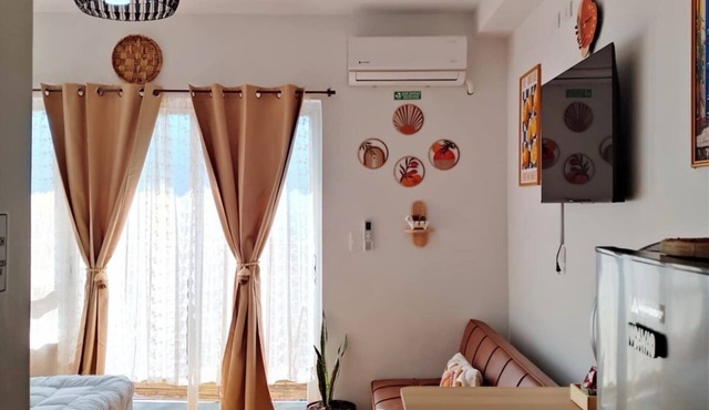 Studio with Balcony, Free Netflix Streaming with washer/dryer inside the unit
