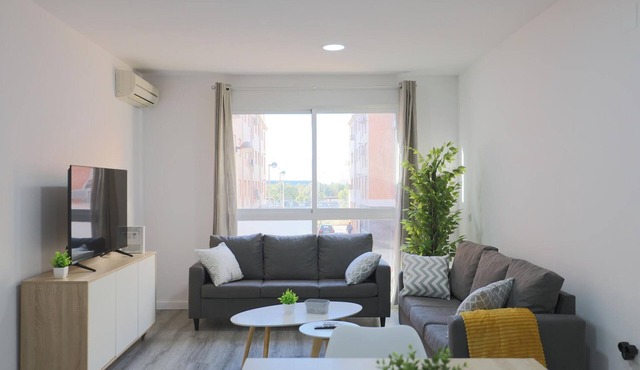 Stunning Apartment for 6 in Vibrant Puerto de Sagunto! Close to Beach and Valencia!