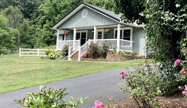 Stunning Secluded Cottage with Hot-tub in Breech House, North Carolina in Beech Mountain