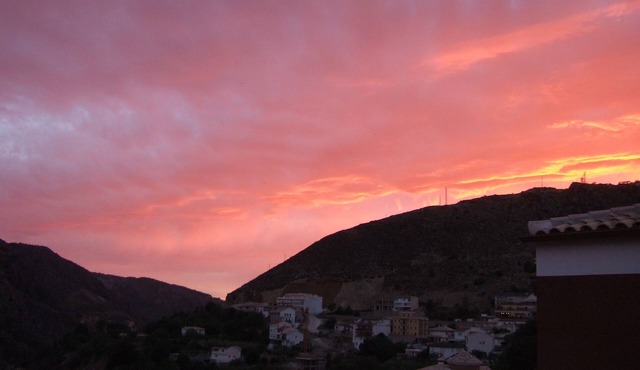 Stunning uninterrupted lake views -Ideal for Granada/Ski. Free wifi and parking