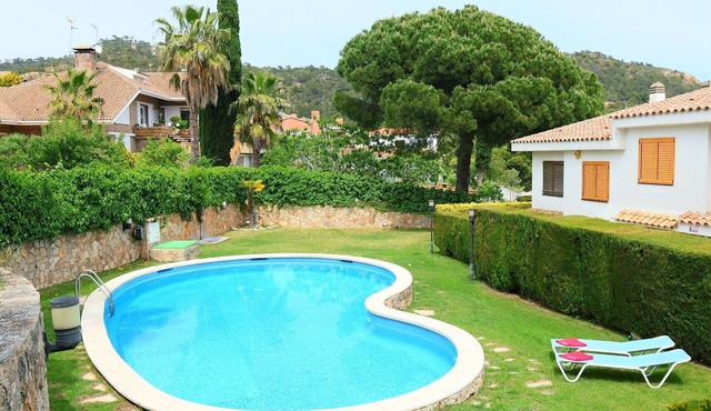 Stunning villa for 7 people with pool, WIFI, TV and balcony