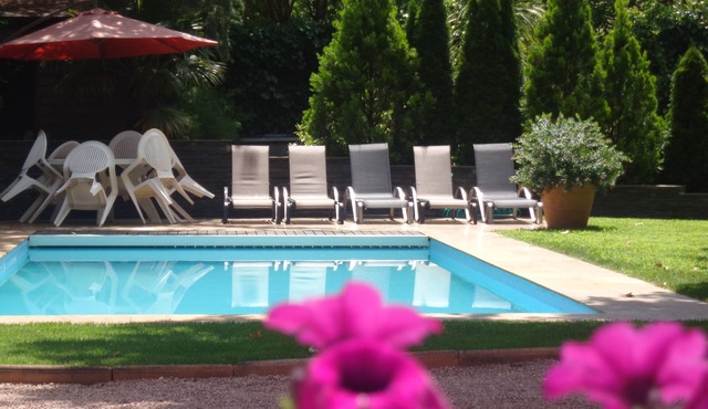 Torrelodones: House with shared garden and pool 25 min from Madrid. Wifi