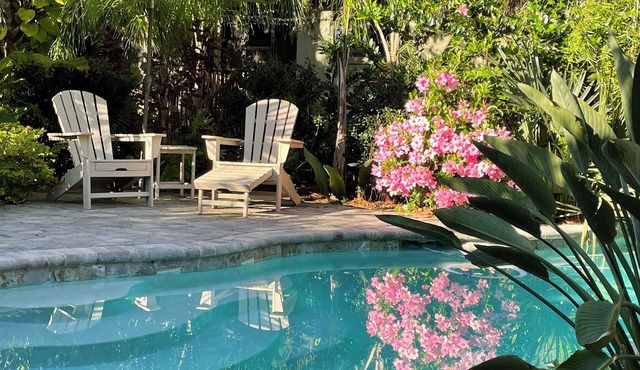 Tranquil Guest Suite in Paradise with Private Pool Walking Distance to Town