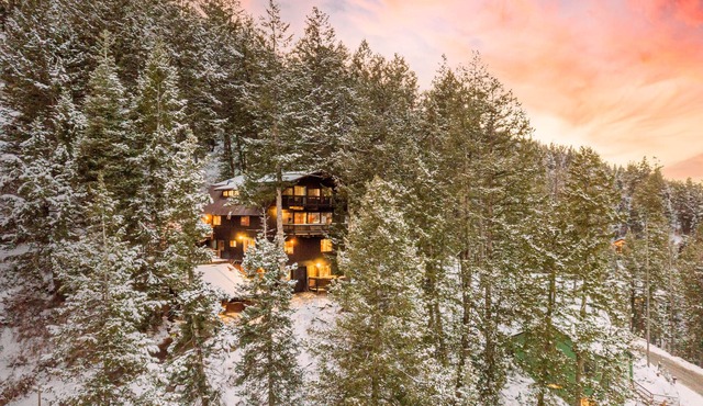 Treetop by AvantStay | Rustic Secluded Cabin w Views in Summit Park