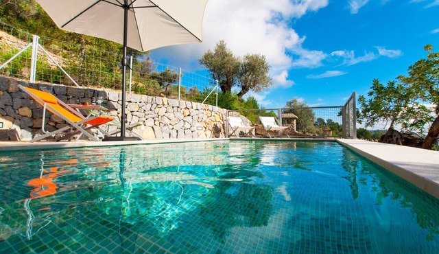 V. Mancor, Pool and Mountain Views
