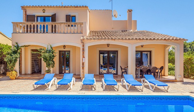Vacation Home Villa Karen with Pool & Wi-Fi