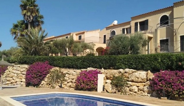 Vacation home with pool close to the beach