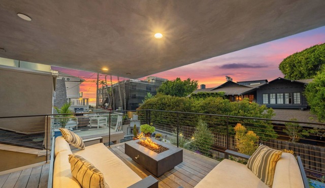 Venice Beach Luxury 5BR/5BA w/Fire pits, Decks, Projection Screen Steps to Sand