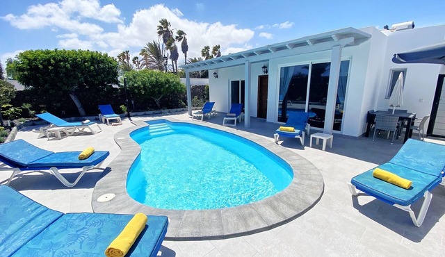 Villa Ananda. 3 bedrooms en-suite, Sleep 8 people free AC, heated pool & Jacuzzi