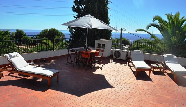 'Villa Beside the Sea - 3 Bedrooms' with Shared Pool & Wi-Fi