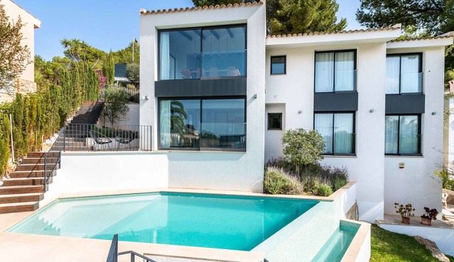 Villa Chrissy Exclusive and stylish villa in quiet location with pool + sea view