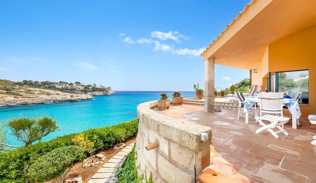 Villa Es Mirador with Sea View, Wi-Fi, A/C, Terrace & Garden; Parking Available