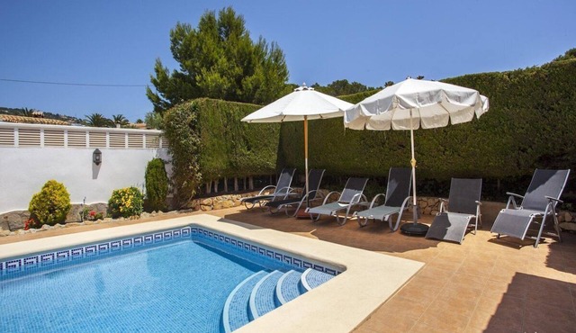 Villa FONDA in Calpe – Colonial style, private pool and mountain views in a quiet residential area