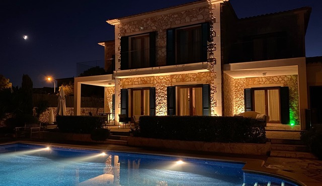 Villa for 8 people with sea views from all rooms, pool, sauna, heating, BBQ