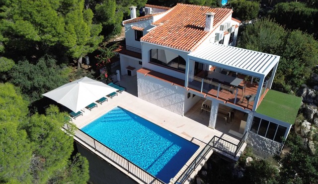 Villa Horizonte with pool and pool house, mountain and nature views