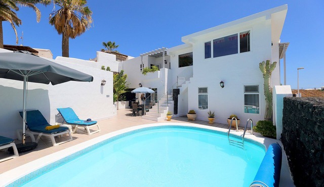 Villa Jessica sleeps 9 people.Free Air Con Private Heated Pool, Games Room.