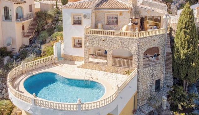 Villa Luna: A cozy and peaceful villa with a pool and views, just 15 minutes from the beach