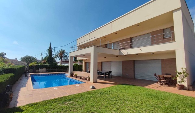 Villa Maricel, in front of the sea with pool