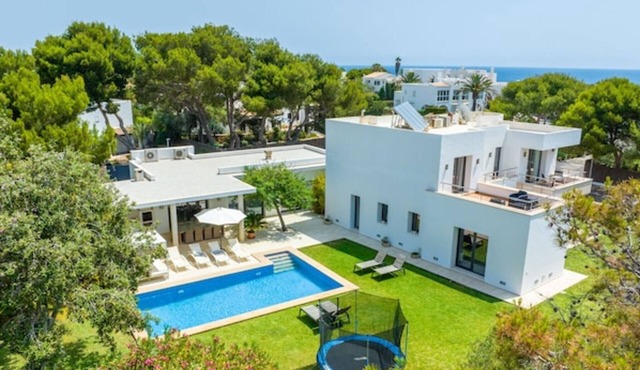 Villa 'Mon Obert' with Sea View, Wi-Fi and Air Conditioning