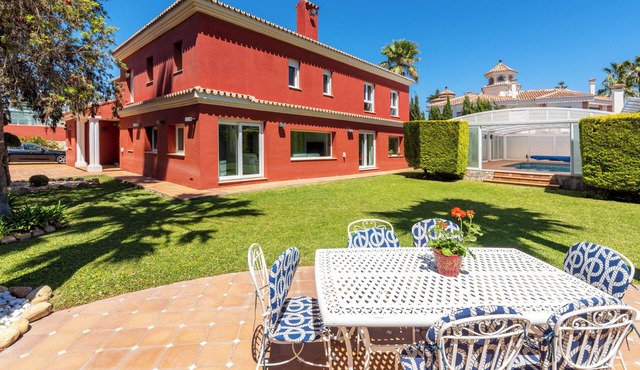 Villa 'Ohana 1 Luxury Villa' near Beach with Heated Pool, Terrace & Wi-Fi
