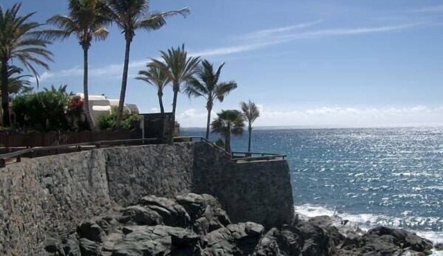 Villa on ledge, 180 degree panoramic views, 1 minute from 2 beaches