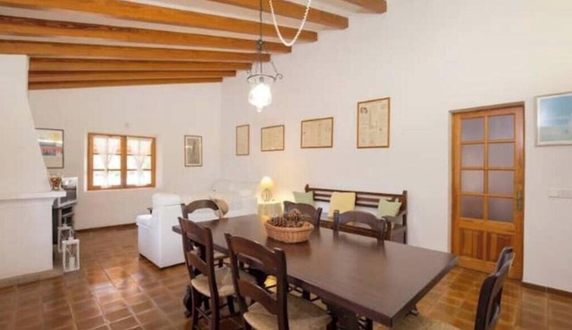 Villa Sylvia, a beautiful house with a pool and garden