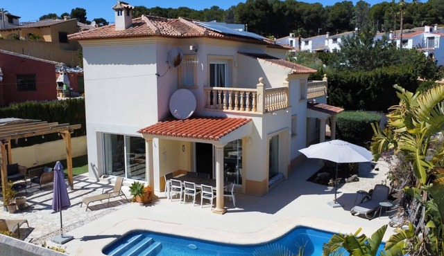 Villa with private swimming pool within walking distance of the sea and Moraira