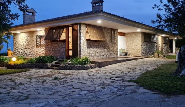 Villa with sea views, direct access to the beach and extensive garden
