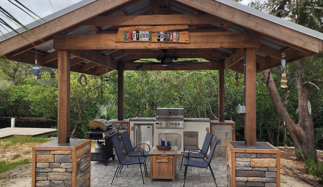 Waterfront Canal Cottage, Kayaks & Canoes, Minutes from Springs & Manatees!