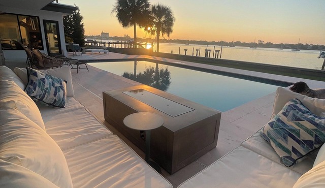 Waterfront Luxury Pool Home-Near Downtown with Panoramic Views & 3 King Beds