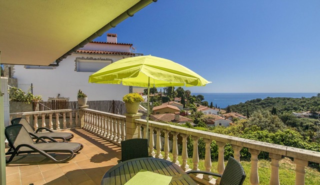 Well-kept house with wonderful sea views and communal pool