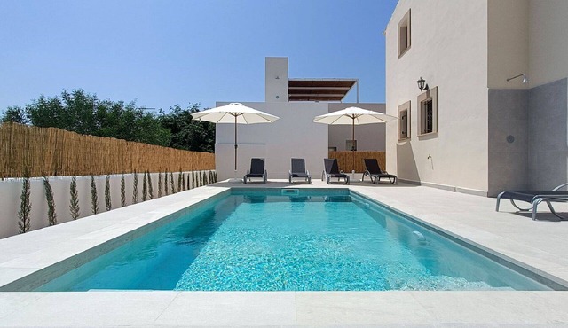 Wonderful private villa for 8 guests with private pool, WIFI, A/C, TV and patio