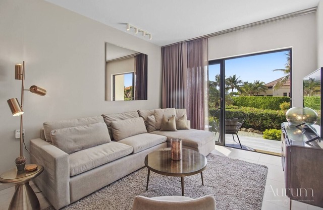 Luxury 1 bdrm boutique Condo in Gold Coast -Malmok 188A