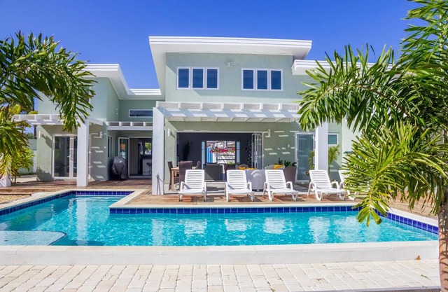 Malmok Beach Break Villa