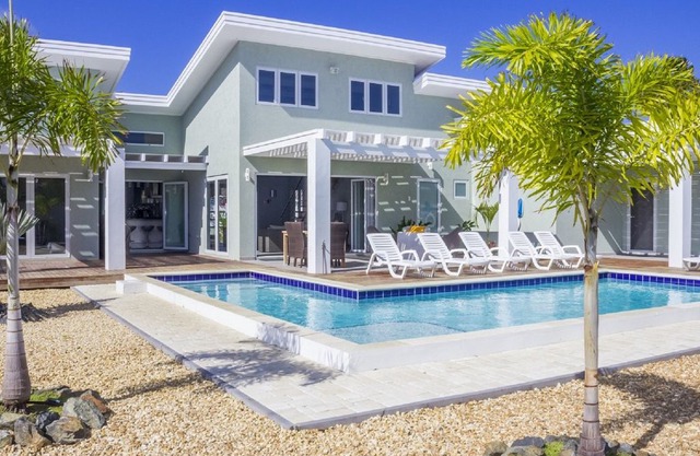 Malmok Beach Break Villa