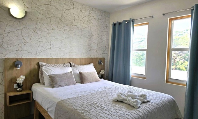 Noord Apartment | 2- Bedroom vacation apartment Aruba, pool, walking distance to Eagle Beach!